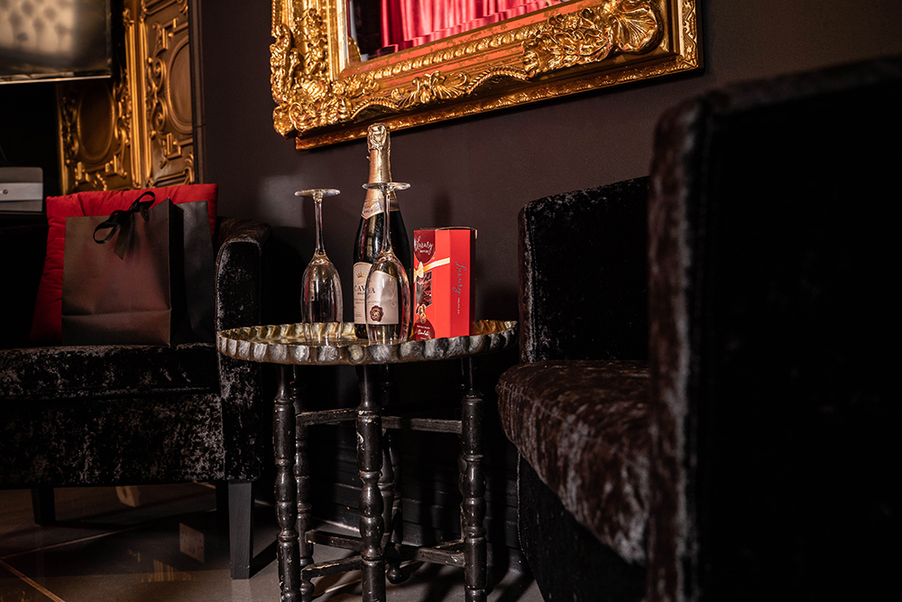 Why You Should Be A Travelling Domme